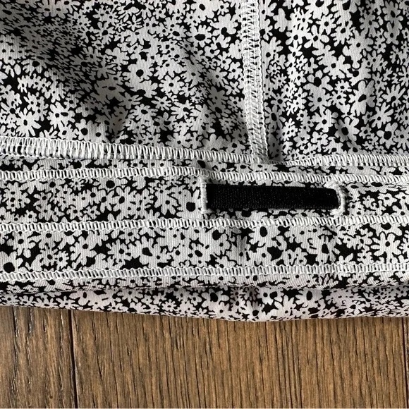 Lululemon Ditzy Daisy Train Times 6" shorts - Picture 8 of 11